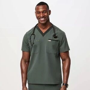 FIGS Men’s Utility Scrub Top in Moss Color (NWT)